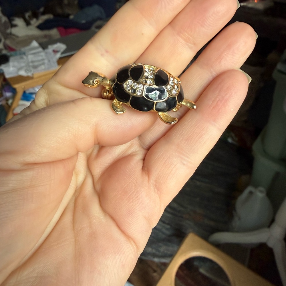 🐢 Vintage Gold Tone and Black Enamel Rhinestone Turtle Brooch Pin - Picture 7 of 14